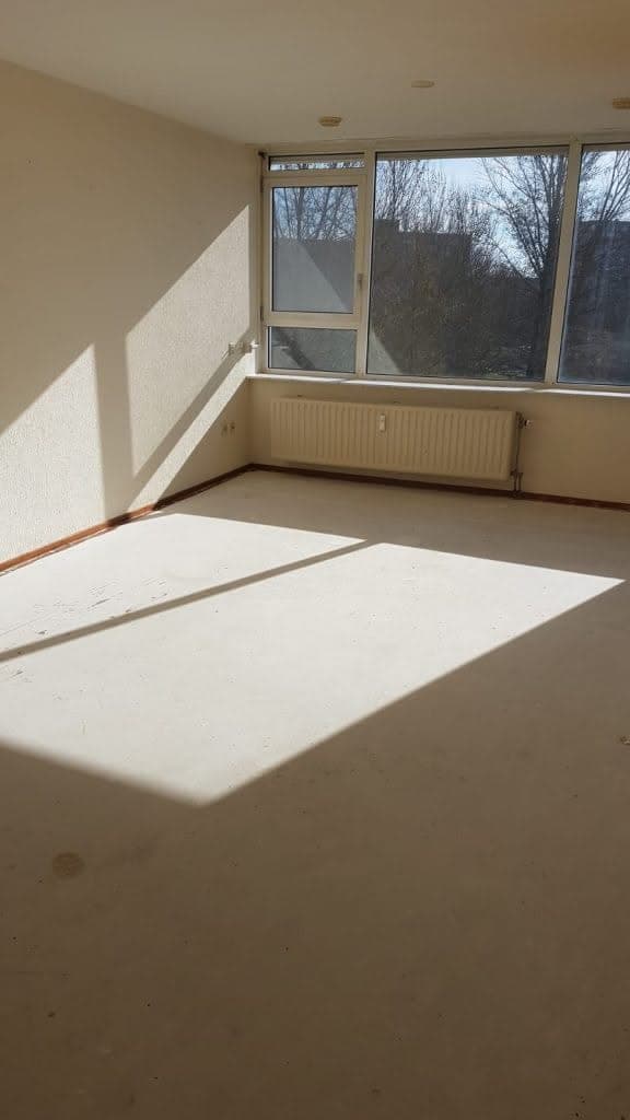 Leeg en bezemschoon opgeleverde kamer na de ontruiming