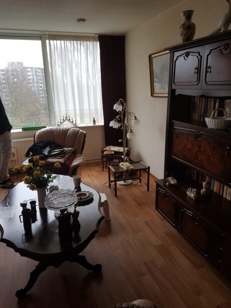 Volledig ingerichte woonkamer vóór de ontruiming